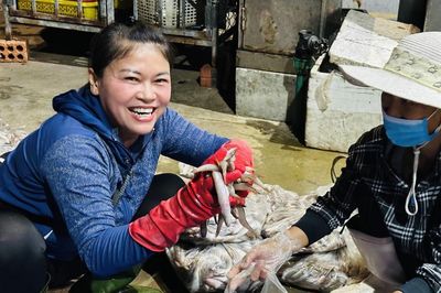 Mưu sinh trong đêm ở cảng cá Thuận An
