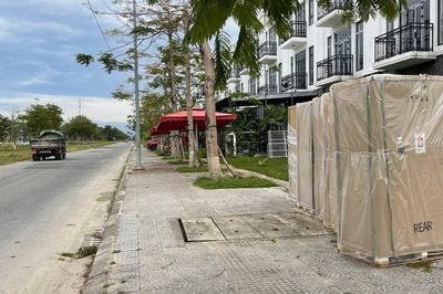 Tự ý cho thuê mặt bằng vỉa hè, công viên làm trạm sạc xe điện