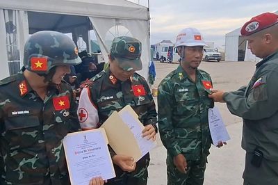 Chính phủ Venezuela trao Huy chương Anh hùng tặng đoàn cứu hộ cứu nạn Việt Nam