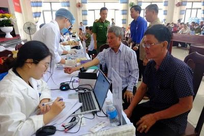 Lấy mẫu ADN hai người nhận là em ruột của liệt sĩ Huỳnh Văn Quên