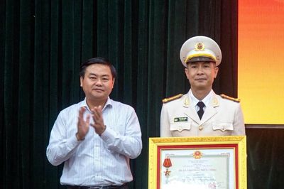 Phó Giám đốc Công an tỉnh Đắk Lắk được trao tặng Huân chương Chiến công