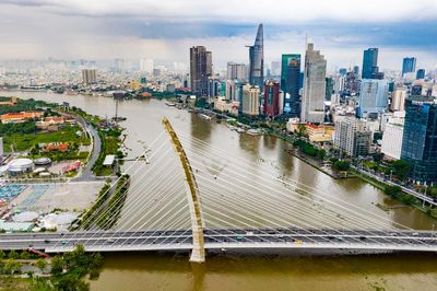 Qua một con đường, một cây cầu, giá căn hộ tại TPHCM chênh thêm vài tỷ đồng