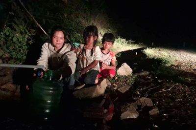 Người dân Khe Sanh theo ánh đèn pin tìm nước giữa đại ngàn