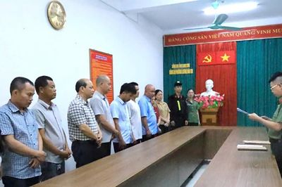 Phó chủ tịch xã cùng nhiều người bị bắt vì tham ô tiền công đức