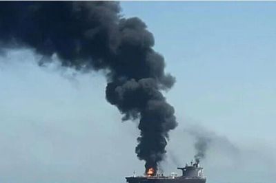 Iran bị tố nã tên lửa vào 2 tàu thương mại ở eo biển Hormuz