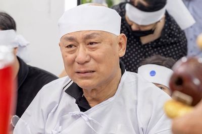 NSND Tạ Minh Tâm khóc nghẹn trong đám tang vợ - nghệ sĩ Bạch Vân