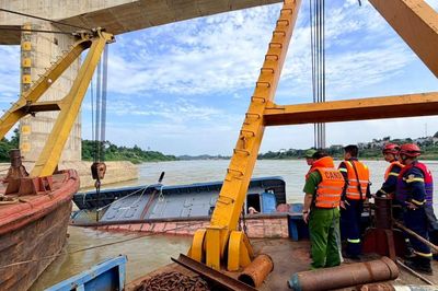 Hiện trạng cầu Sông Lô ở Phú Thọ sau khi bị tàu hàng đứt neo va vào trụ