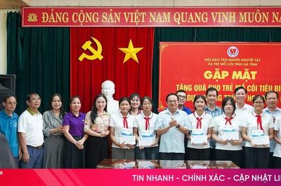 Gặp mặt, tặng quà 6 trẻ mồ côi tiêu biểu dự chương trình 'Hoa dâng Bác'