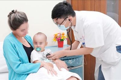 Cứu thành công bé 9 tháng tuổi người Kazakhstan nuốt kim băng