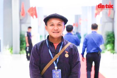 Người 'thắp lửa' mỗi đêm ở phố cổ Đồng Văn