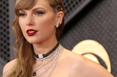 Taylor Swift chọn váy cưới của Dior, giúp nhà mốt Pháp vượt Chanel trong cuộc đua xa xỉ
