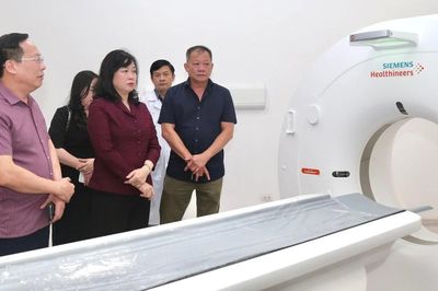 Bộ trưởng Đào Hồng Lan kiểm tra lần cuối trước ngày Bệnh viện Việt Đức cơ sở Ninh Bình hoạt động