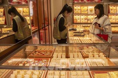 Giá vàng giảm trong lúc nhà đầu tư chờ đợi biên bản họp của Fed