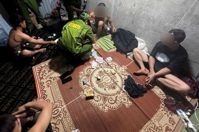 Ập vào tầng hầm một công trường, Công an bắt quả tang hành vi 'đáng xấu hổ' của 4 gã thanh niên