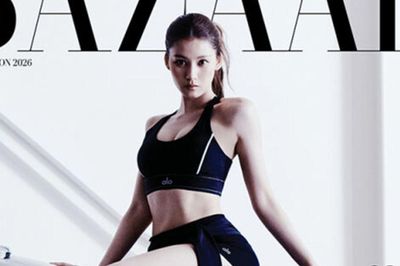Sana (TWICE) khoe cơ bụng săn chắc