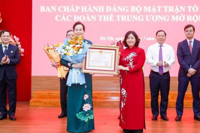 Trung ương Hội LHPN Việt Nam nhận Huân chương Lao động Hạng Ba về thành tích thực hiện tinh gọn bộ máy