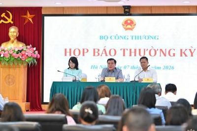 Chùm ảnh: Bộ Công Thương họp báo thường kỳ quý II/2026