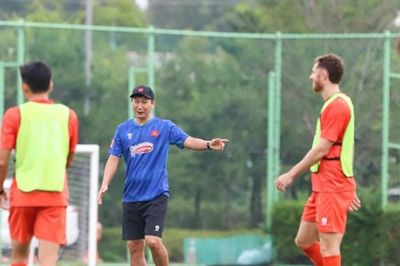 HLV Kim Sang-sik rèn quân tại Hàn Quốc: Cường độ cao và cuộc chiến vị trí ở tuyển Việt Nam