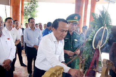 Phó Bí thư Thường trực Thành ủy Nguyễn Đình Vĩnh dâng hương tại Đài tưởng niệm các anh hùng liệt sĩ xã Tây Giang