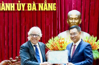 Bí thư Thành ủy Lê Ngọc Quang tiếp Giáo sư đoạt Giải Nobel Kinh tế Paul Romer