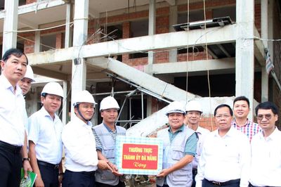 Phó Bí thư Thường trực Thành ủy Nguyễn Đình Vĩnh kiểm tra tiến độ trường nội trú liên cấp tại xã Avương