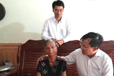 Lãnh đạo Văn phòng Thành ủy Đà Nẵng thăm gia đình chính sách tại xã Avương