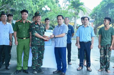 Sở Nội vụ tặng quà, động viên lực lượng lấy mẫu xác định danh tính liệt sĩ