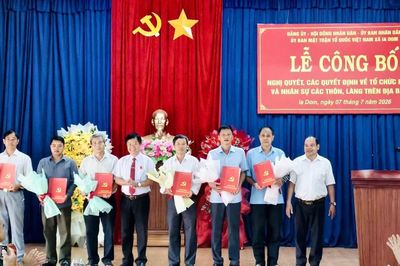 Xã Ia Dom công bố nghị quyết, quyết định về tổ chức bộ máy, nhân sự thôn, làng