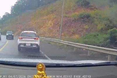 Lái xe biển số xanh vượt ẩu trên đèo Mang Yang, tài xế bị phạt 5 triệu đồng