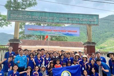 45 tình nguyện viên tham gia chiến dịch 'Mùa hè xanh' tại làng Canh Giao