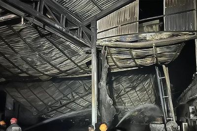 Vụ cháy tại Công ty Cổ phần Đông Á làm hư hỏng hơn 100m2 nhà kho
