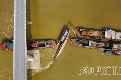 Trục vớt 2 tàu bị đắm trên sông Lô