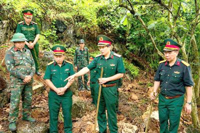 Phó Chính ủy Quân khu 2 kiểm tra công tác quy tập hài cốt liệt sĩ tại xã Thanh Thủy