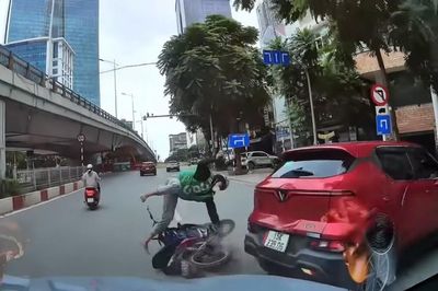 Ô tô lùi xe mất kiểm soát, gây tai nạn liên hoàn giữa phố Hà Nội