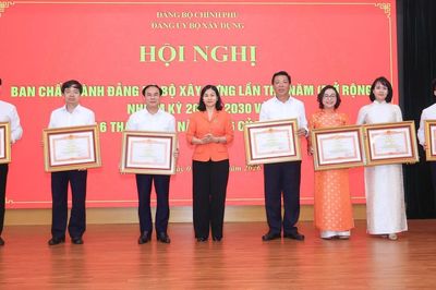 Nhiều tập thể, cá nhân ngành Xây dựng đón nhận danh hiệu thi đua, khen thưởng cao quý