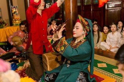 Giữ vững nhân cách, sống tử tế, kiên trì xây dựng niềm tin, khẳng định giá trị bản thân