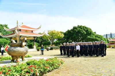Lữ đoàn 171 Vùng 2 Hải quân dâng hương tưởng niệm các Anh hùng liệt sĩ