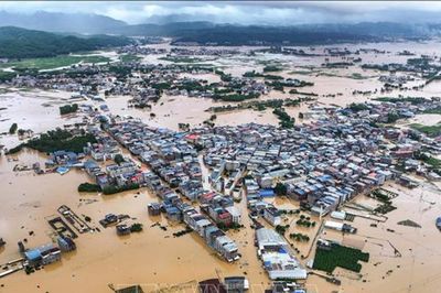 Lốc xoáy tàn phá miền Trung Trung Quốc, siêu bão Bavi áp sát ngoài khơi