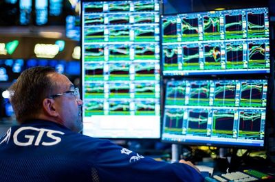Chứng khoán Mỹ đồng loạt tăng, Dow Jones lần đầu vượt mốc 53.000 điểm