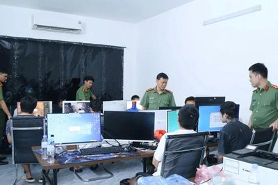 Bắt giữ 11 đối tượng người Trung Quốc lừa đảo công dân Pháp qua mạng