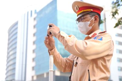 Cảnh sát giao thông Hà Nội tăng cường sử dụng camera nghiệp vụ phát hiện vi phạm