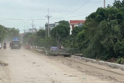 Thi công mở rộng đường gây mất an toàn tại xã Phượng Dực