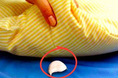 Tại sao nhiều người đặt một củ tỏi dưới gối khi đi ngủ?