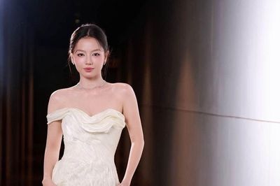 Hình ảnh mới của diễn viên phim 'Mưa đỏ' trong trang phục trễ vai