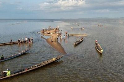 Cảnh tượng như 'rồng trồi lên mặt nước' giữa hồ rộng khiến nhiều người sững sờ, nhìn từ trên cao càng khó tin hơn