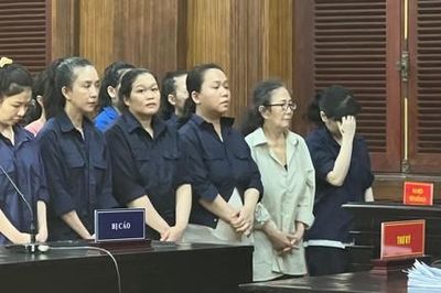 TPHCM: Xét xử đường dây mua bán hàng ngàn tài khoản ngân hàng phục vụ đánh bạc, lừa đảo