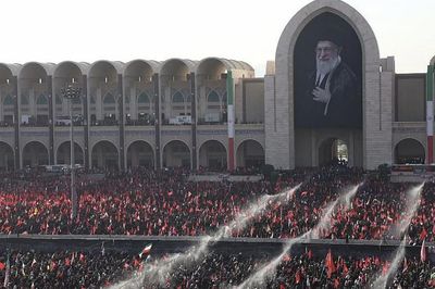 Thi hài của ông Khamenei được đưa về Qom trước lễ rước