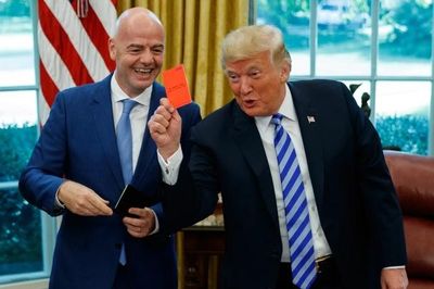 Ông Trump gọi điện yêu cầu xóa án cho cầu thủ Mỹ, Chủ tịch FIFA giải thích