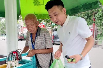 Mua hết rau cho lão nông, vlogger bị bạo lực mạng khi cụ gặp nạn trên đường về