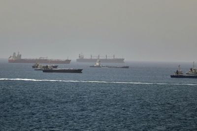 Tàu dầu bốc cháy gần Hormuz, Mỹ cáo buộc Iran là thủ phạm